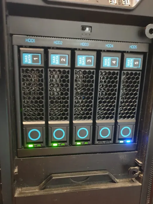 hdd_hotswap_server.webp